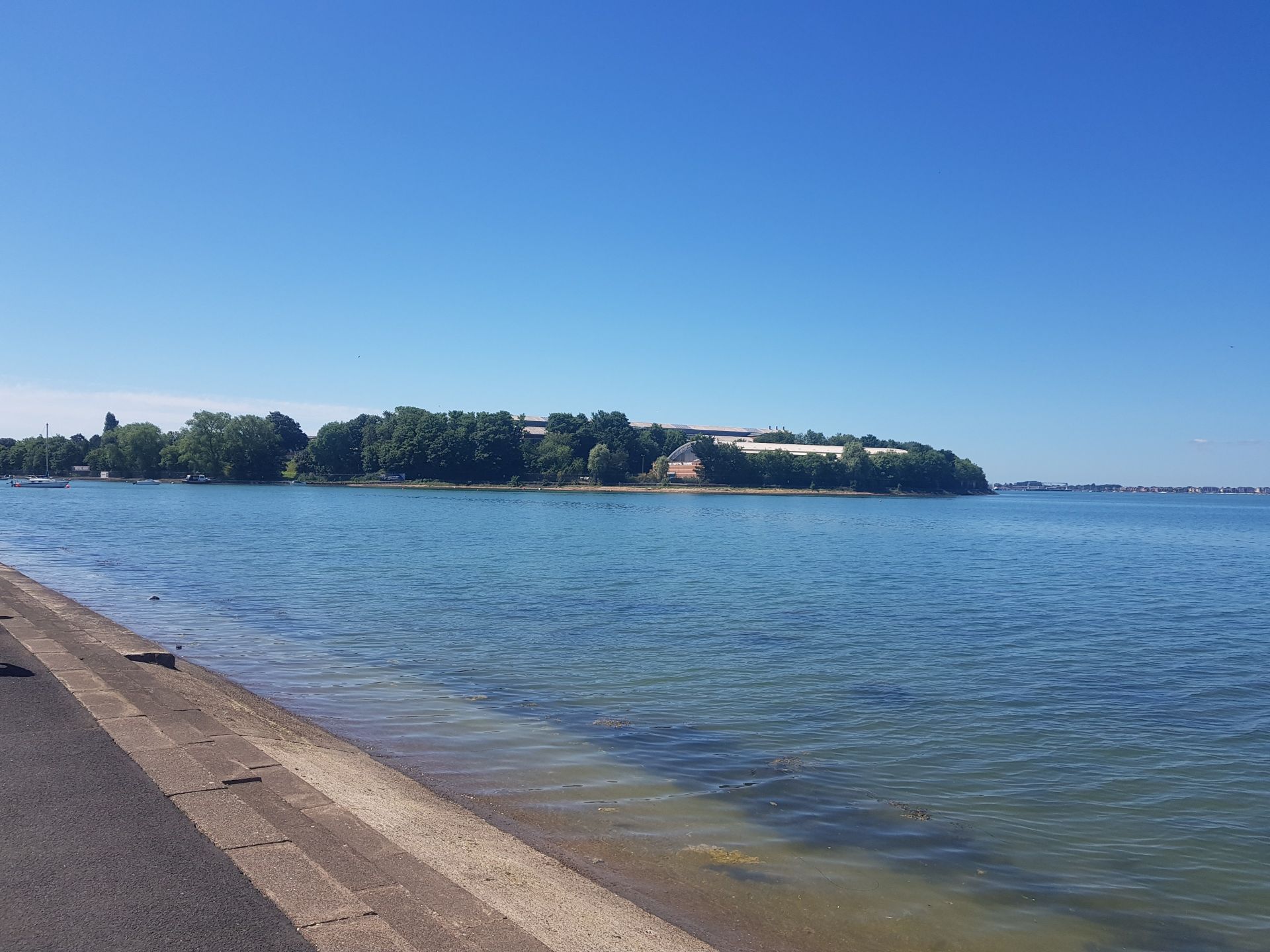 Picture of the shoreline 